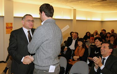	
M. Bonelli (pres. Cassa Rurale Primiero) premia S. Simoni (vincitore premio speciale Cassa Rurale Primiero)
	