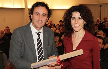 A. Gentilini (Cassa Centrale Banca) premia P. Cereda (3^ classificata sez. inediti)