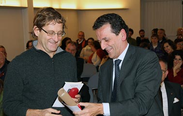 M. Depaoli (vicepresidente della Regione Trentino Alto Adige) premia G. Sartori (vincitore sez. editi) 