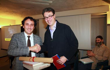 Andrea Gentilini (resp. rel. esterne Cassa Centrale Banca) premia Gianfranco Mattera