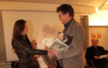 R. Pradel, presidente Comunità di Valle di Primiero, premia Flora Graiff