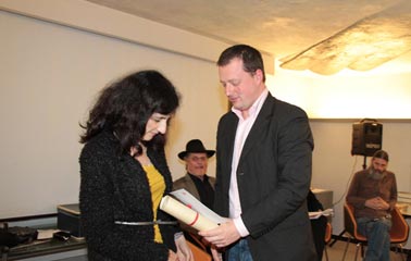 A. Rattin, sindaco di Canal San Bovo, premia Minu Ghedina