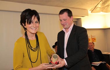 A. Rattin, sindaco di Canal San Bovo, premia Paola Cicuttini