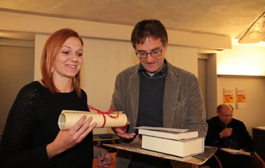 R. Pradel, presidente Comunità di Valle, premia Tanja Raich