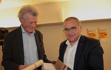 M. Bonelli, presidente Cassa Rurale di Primiero, premia Alberto Nessi
	