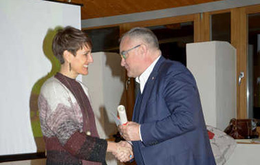 M. Bonelli (presidente Cassa Rurale di Primiero) premia Chiara De Bastiani