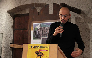 Stefano Zangrando annuncia il vincitore del Premio Peter Oberdörfer